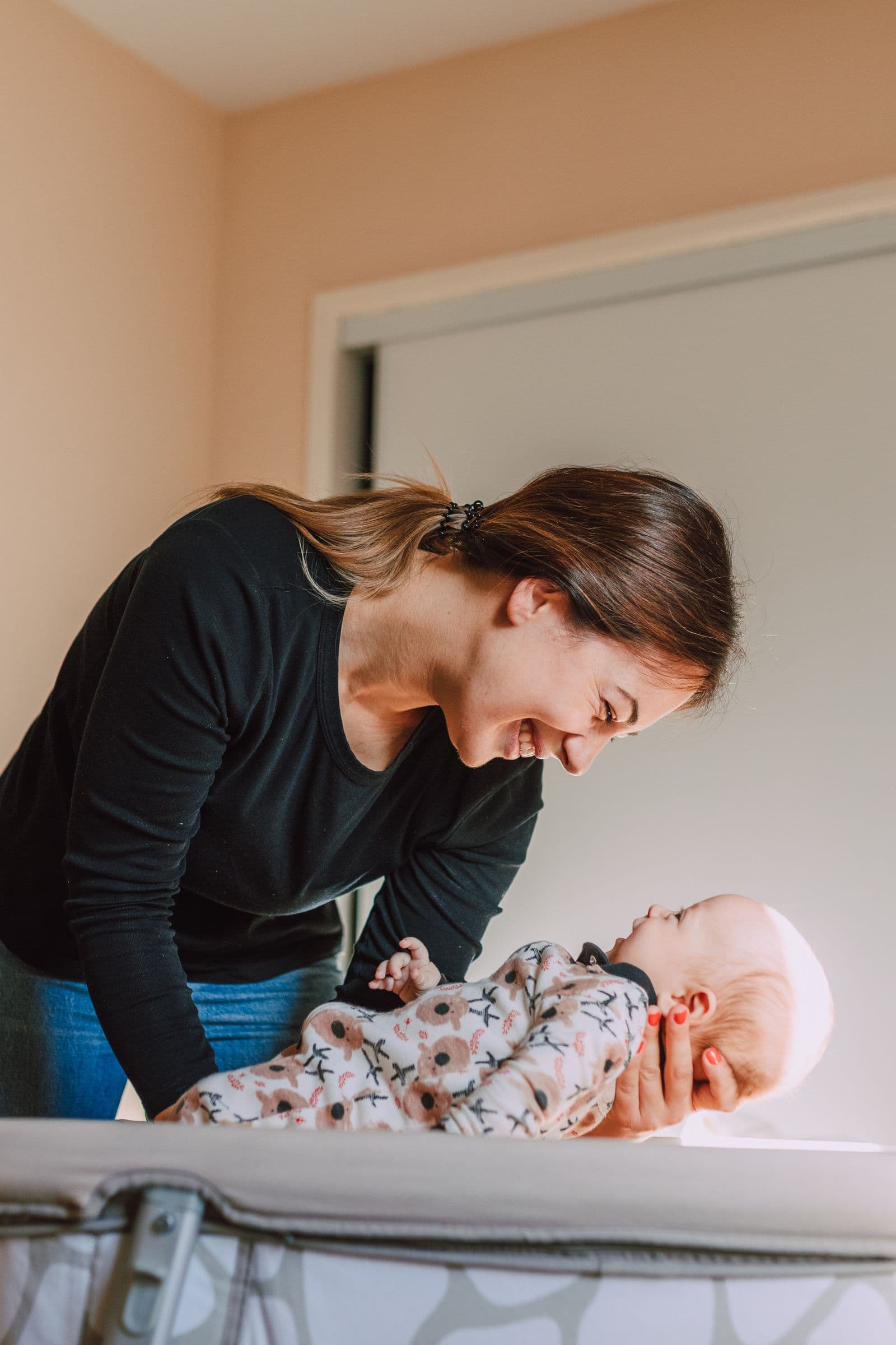 Madre sonriendo con su bebé